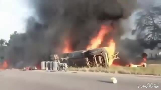 Explota camión cisterna y mueren 40 personas que transportaban gasolina robada