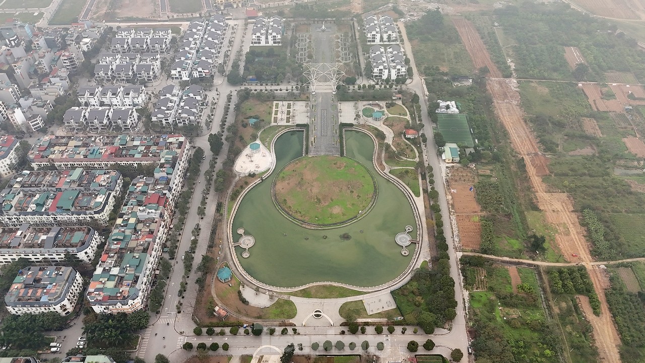 Estado actual del parque con forma de guitarra valorado en 200 mil millones de dongs en Hanoi foto 2