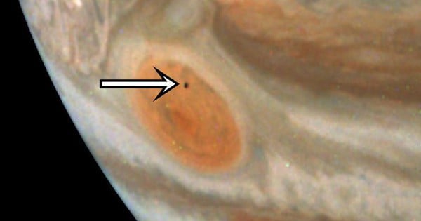 NASA công bố ảnh hiếm về mặt trăng đỏ nhất Thái Dương hệ