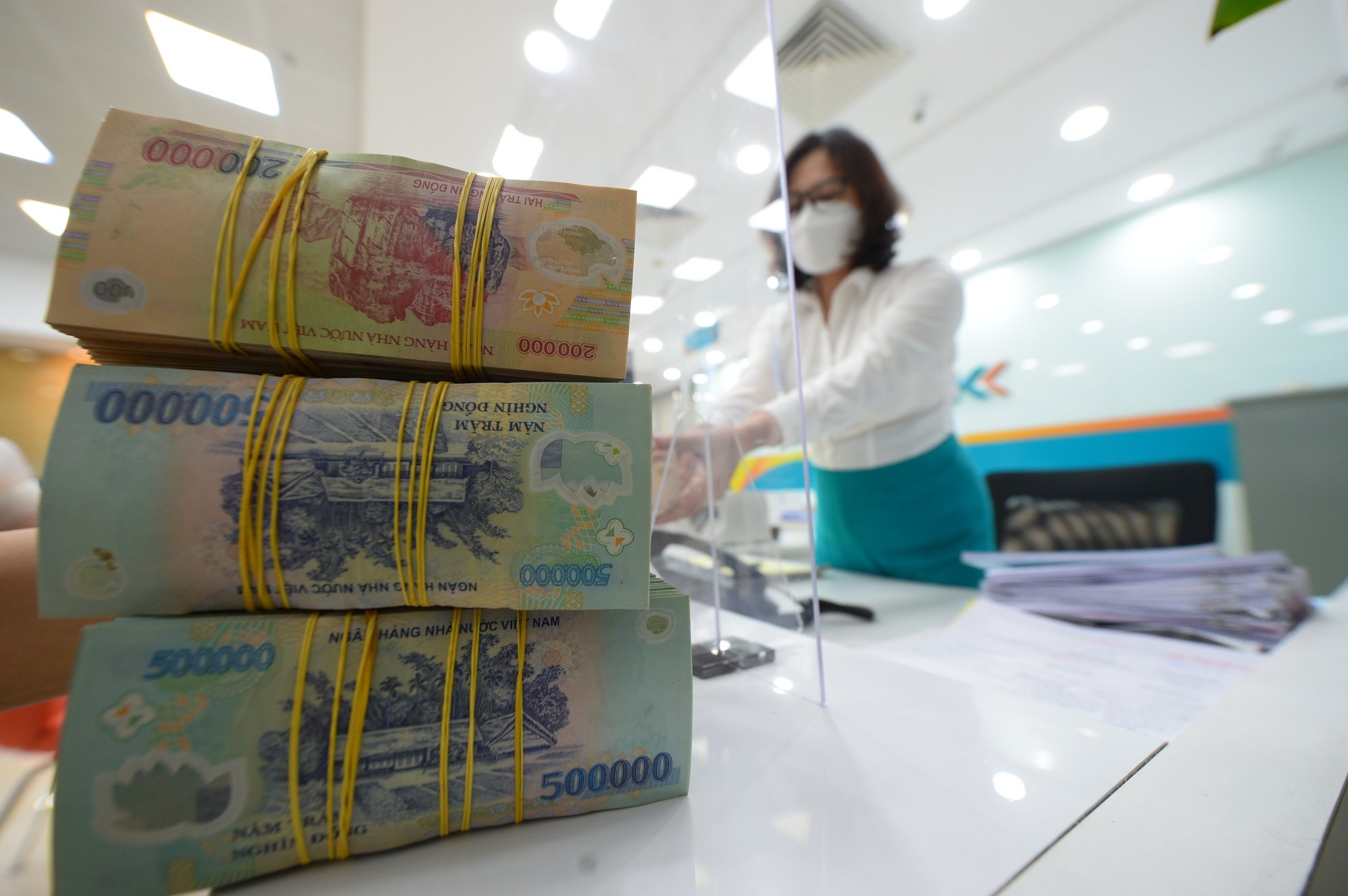 'Gồng' trả lãi vay mua nhà, ô tô  - Ảnh 1.