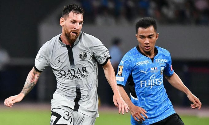 Chanathip Songkrasin đối đầu Lionel Messi trong trận giao hữu giữa Kawasaki Frontale với PSG hồi tháng 7/2022. Ảnh: AFP