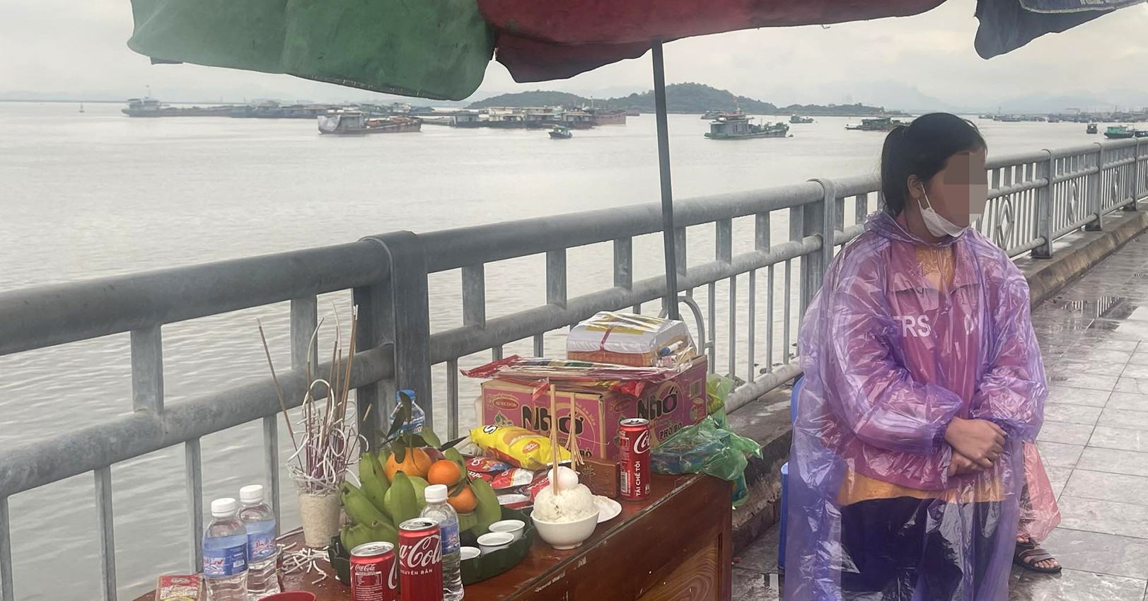 The young wife sat absent-mindedly at the foot of Bai Chay bridge, burning incense and waiting to find her husband.