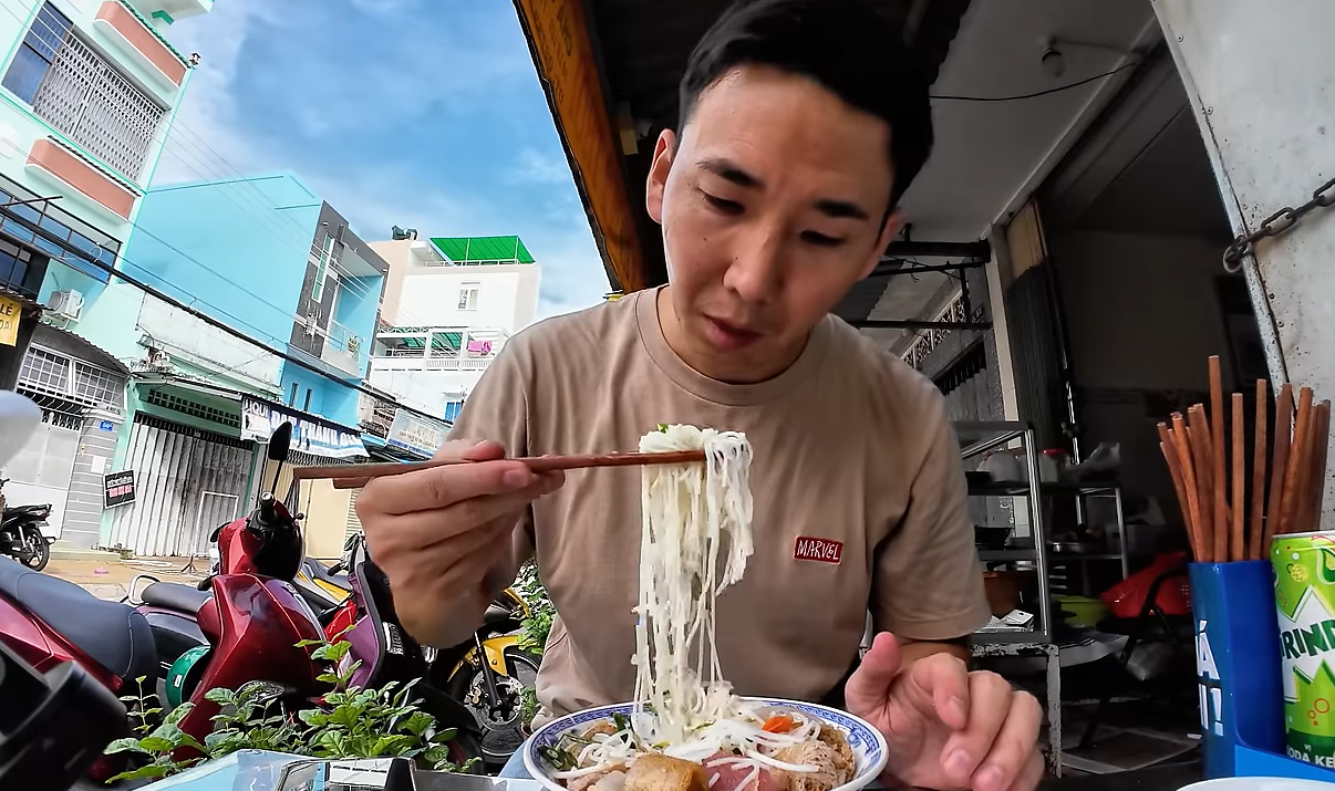 Japanese guests eat Ben Tre vermicelli noodles 1.png