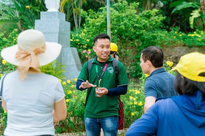 Hướng dẫn viên du lịch là công việc chính của Lê Hồng Phước. Ảnh: Nhân vật cung cấp
