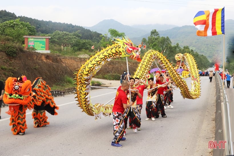 Unique ceremony of carrying the spirit tablet of the Ancestor Kinh Duong Vuong and the Hung Kings