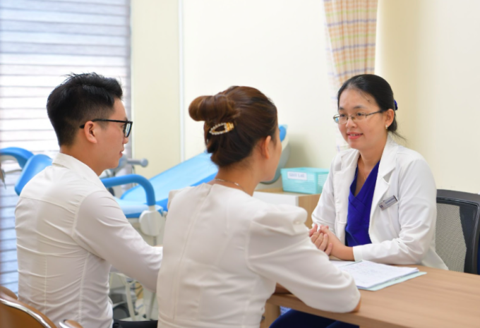 Maîtrise Le Dr Giang Huynh Nhu examine et conseille sur le régime de traitement des patients infertiles à l'IVFTA-HCMC. Photo : Thuc Trinh