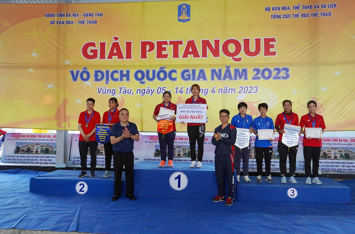 The organizing committee awarded medals to outstanding pairs of athletes in the women's doubles event.