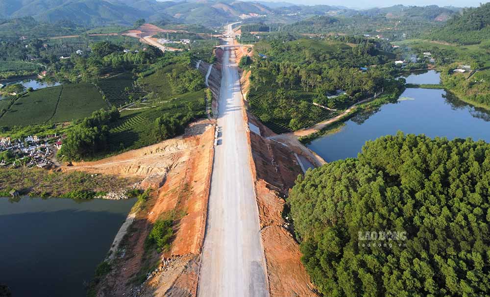 Die Schnellstraße Tuyen Quang – Phu Tho, die mit der Schnellstraße Noi Bai – Lao Cai verbunden ist, soll planmäßig im Jahr 2023 fertiggestellt werden. Derzeit verbleiben für die Bauarbeiten nur noch drei Monate.