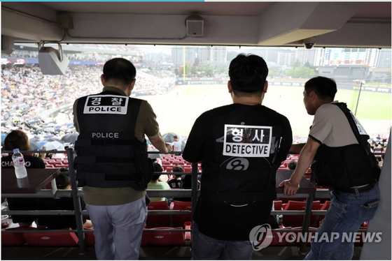 ソウルから267キロ南の光州で行われた野球の試合中に警察がパトロールしている。写真：聯合ニュース