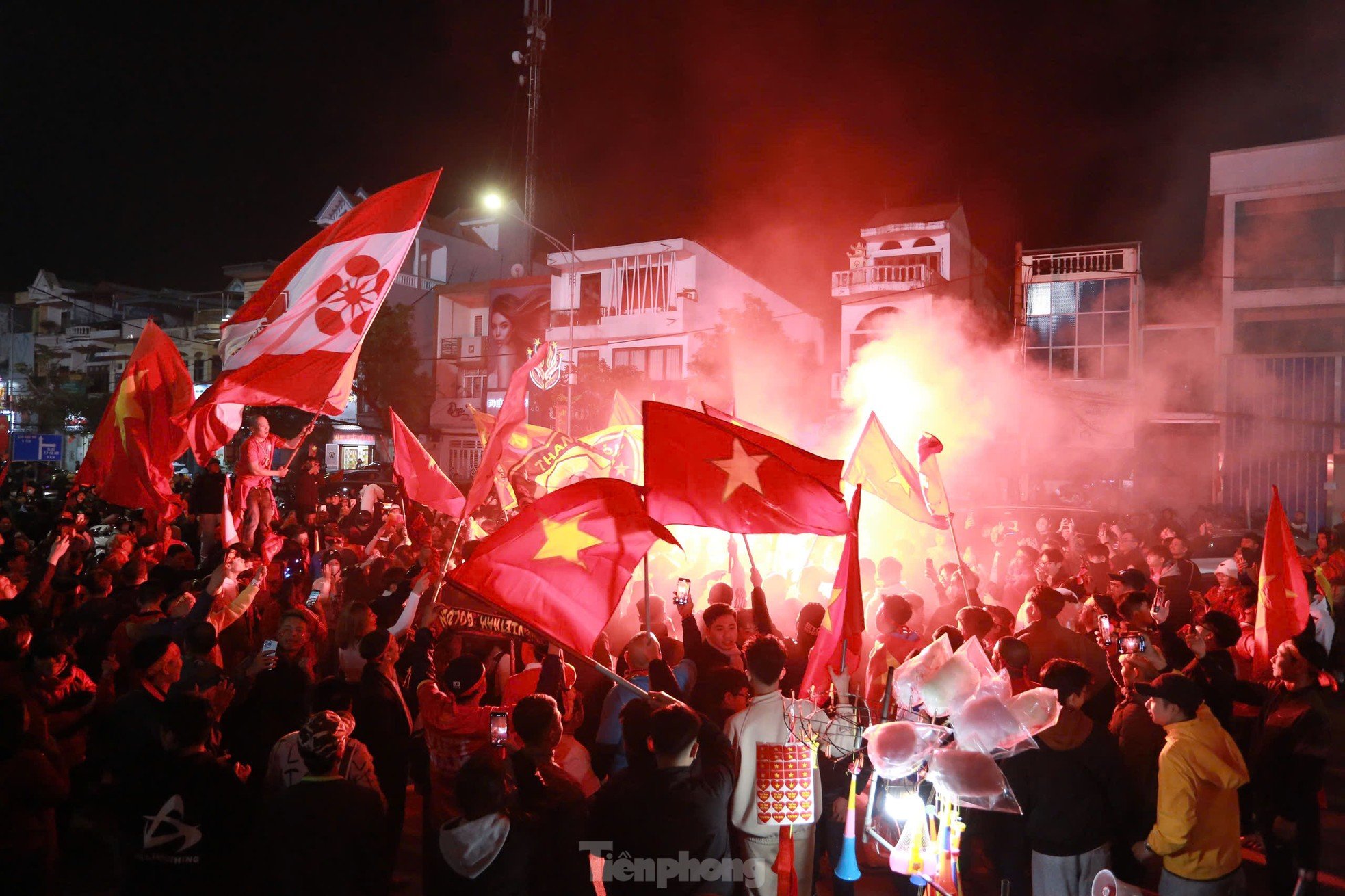 Viet Tri people stay up all night to celebrate Vietnam team entering the finals photo 17