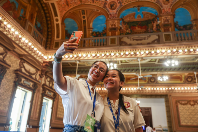 Das Hauptquartier des Volkskomitees von Ho-Chi-Minh-Stadt ist für Touristen und Einwohner geöffnet. Fotos von Touristen, die diesen Ort am 30. April besucht haben. Foto: Quynh Tran