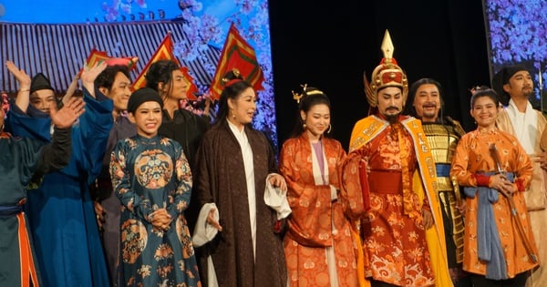 Hong Van, Kim Tu Long, Hoang Son reunite in the play "Thang Long Love Story"