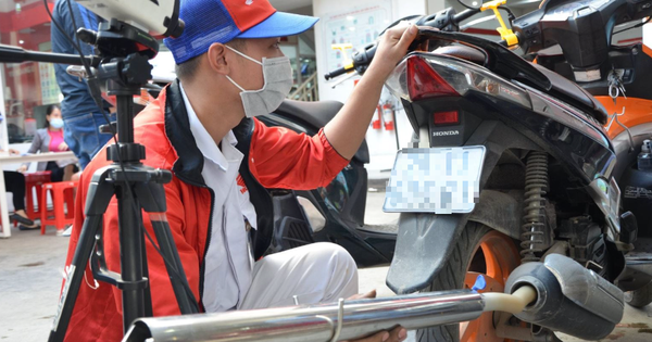 What standards must motorcycle and motorbike emission testing facilities comply with?