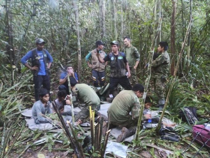 4人の赤ちゃんは森の中で発見され、コロンビア軍兵士によって保護された。写真：AP