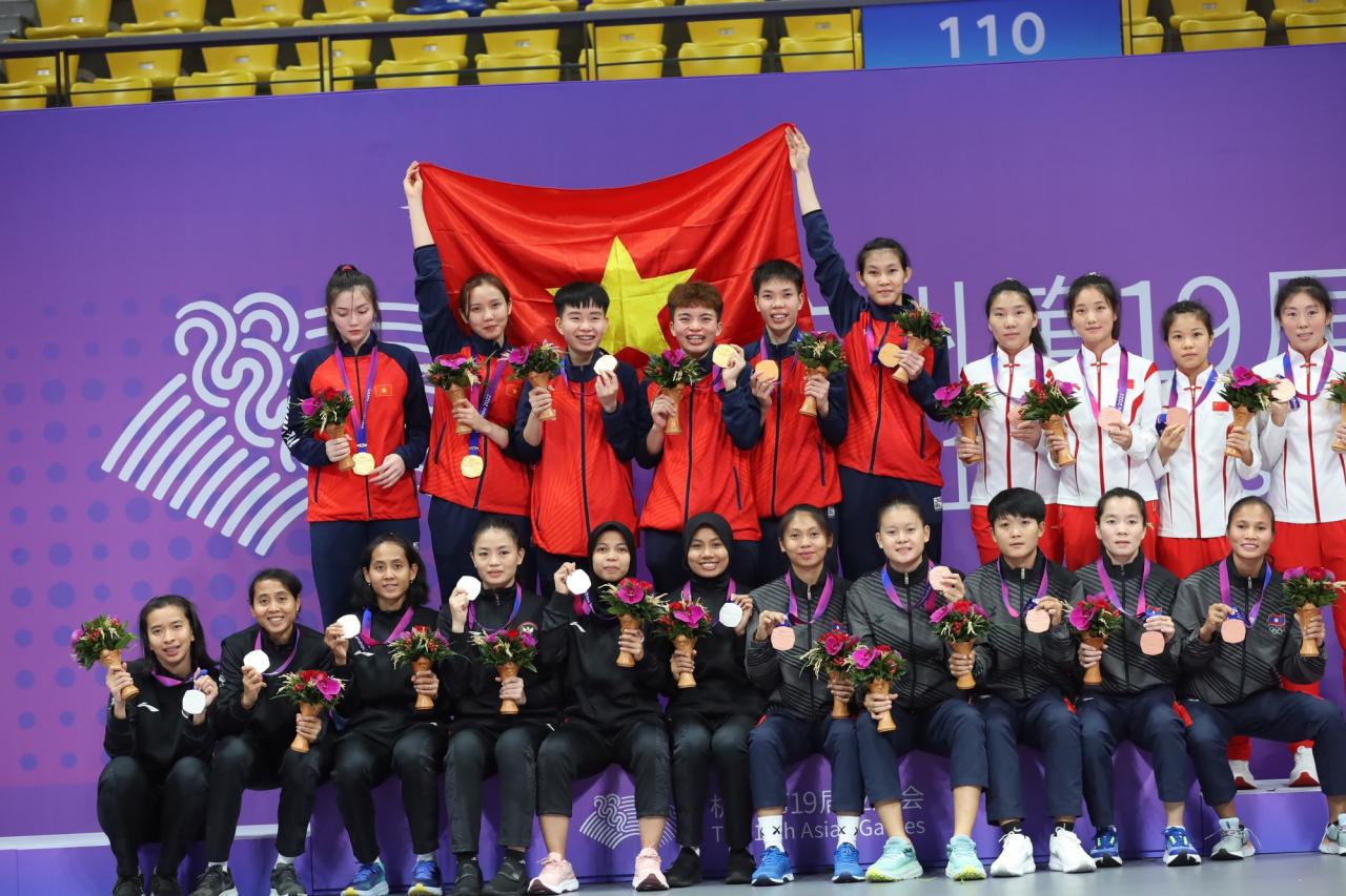 Hot: Mit einem spannenden Sieg gegen Indonesien gewannen die vietnamesischen Sepak-Takraw-Frauen die 19. ASIAD-Goldmedaille und wurden mit mehr als 1,6 Milliarden