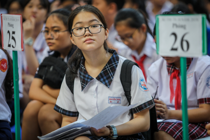 Thí sinh ôn bài thi vào lớp 10 tại điểm thi chuyên Trường THPT Trưng Vương (quận 1, TP HCM) sáng 2/6/2019. Ảnh: Thành Nguyễn