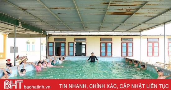 Học sinh Can Lộc thích thú đến trường học bơi dịp hè