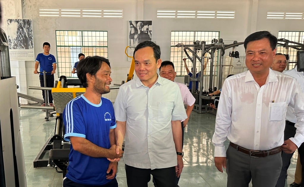 Enfoque - El viceprimer ministro Tran Luu Quang visitó y entregó regalos en un centro de rehabilitación de drogadictos en la provincia de Vinh Long (Foto 2).