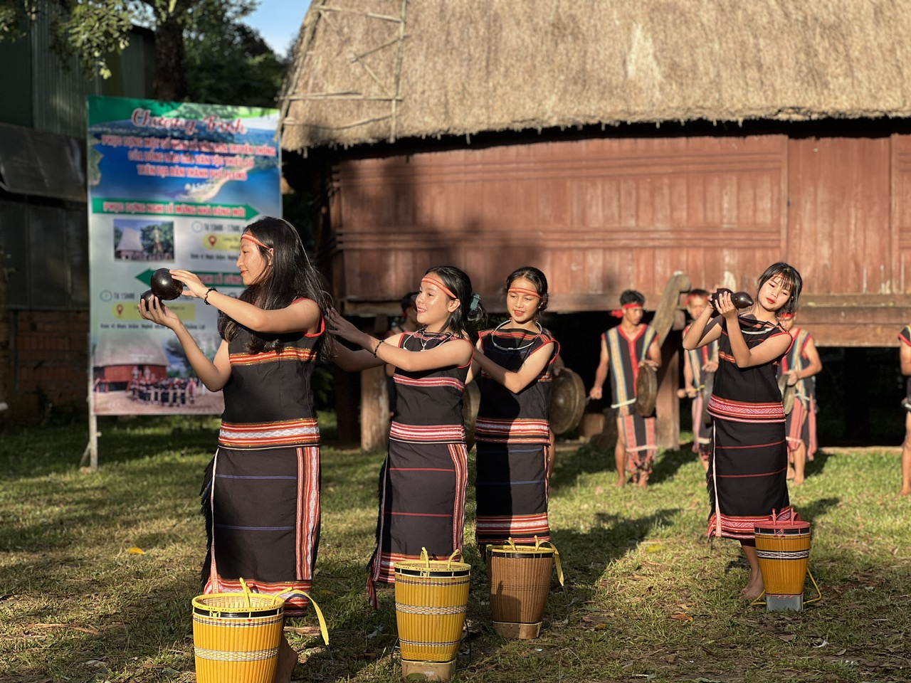 Festival unique de Gia Lai avec de belles larmes, culture du peuple Gia Lai, photo 5