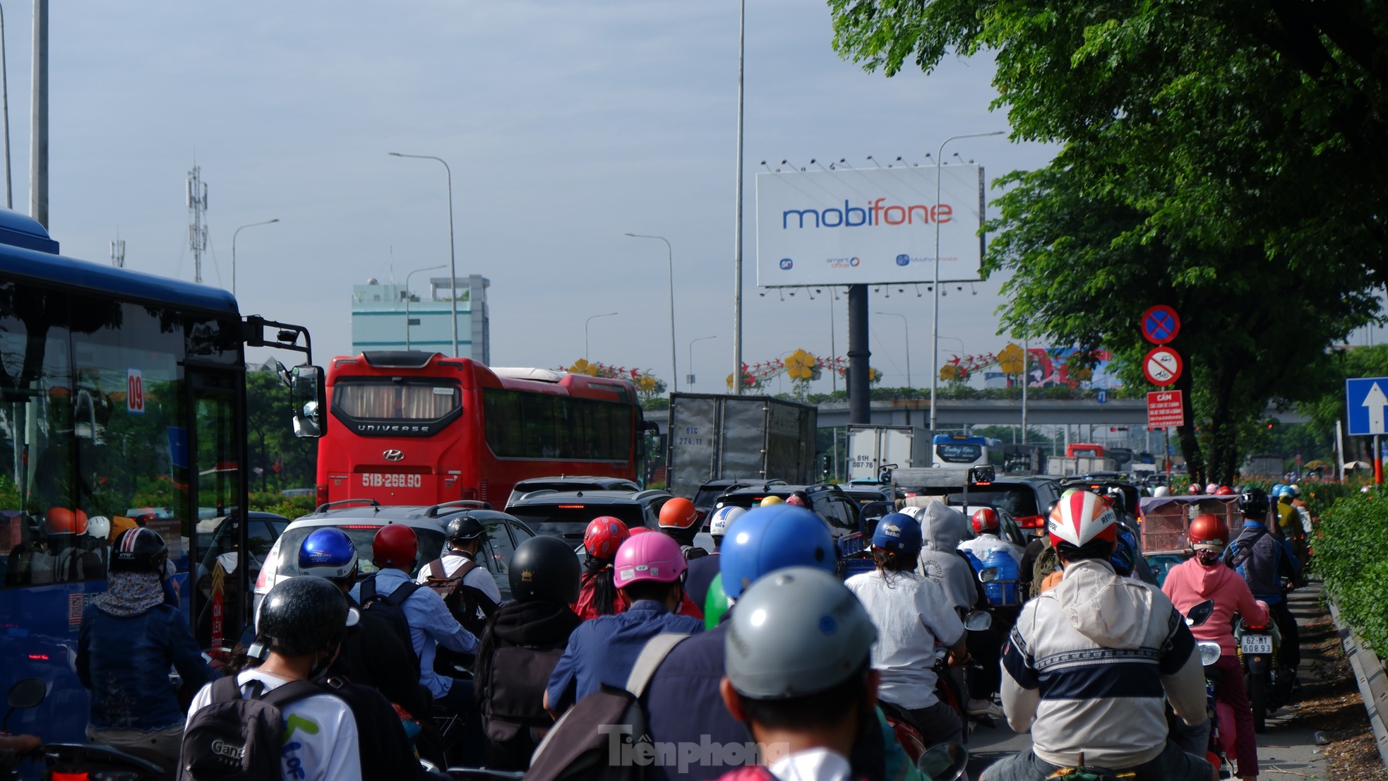 First day of September 2nd holiday: Train stations and bus stations crowded, Tan Son Nhat airport surprisingly clear photo 4