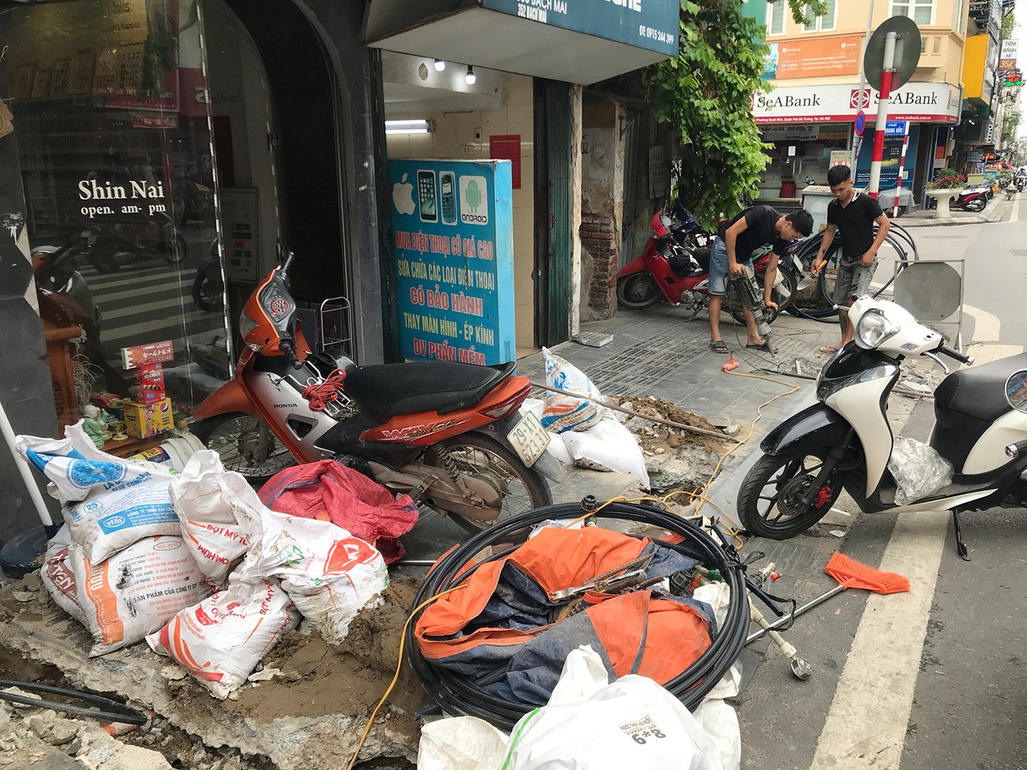 Hanoi: After paving the sidewalk, use a chisel to dig it up to put underground water pipes photo 10