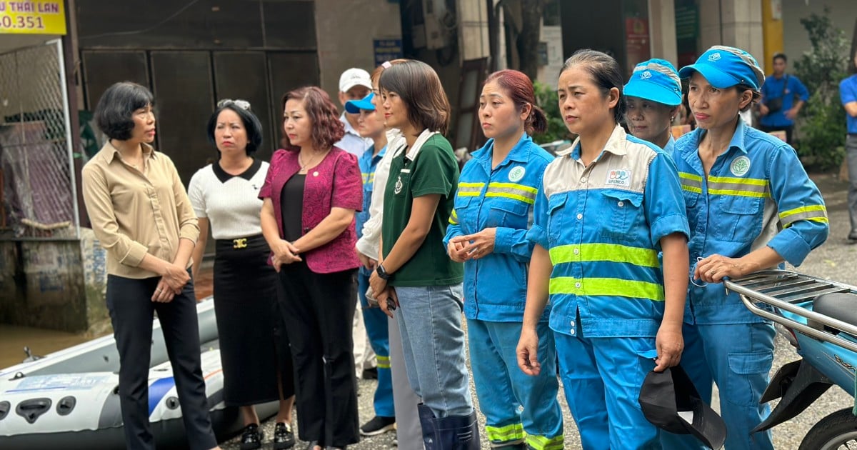 Visite et encouragement des femmes intervenant dans l'assainissement de l'environnement après la tempête n°3