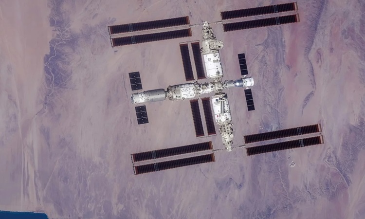 La primera imagen muestra la configuración completa de la estación Tiangong.