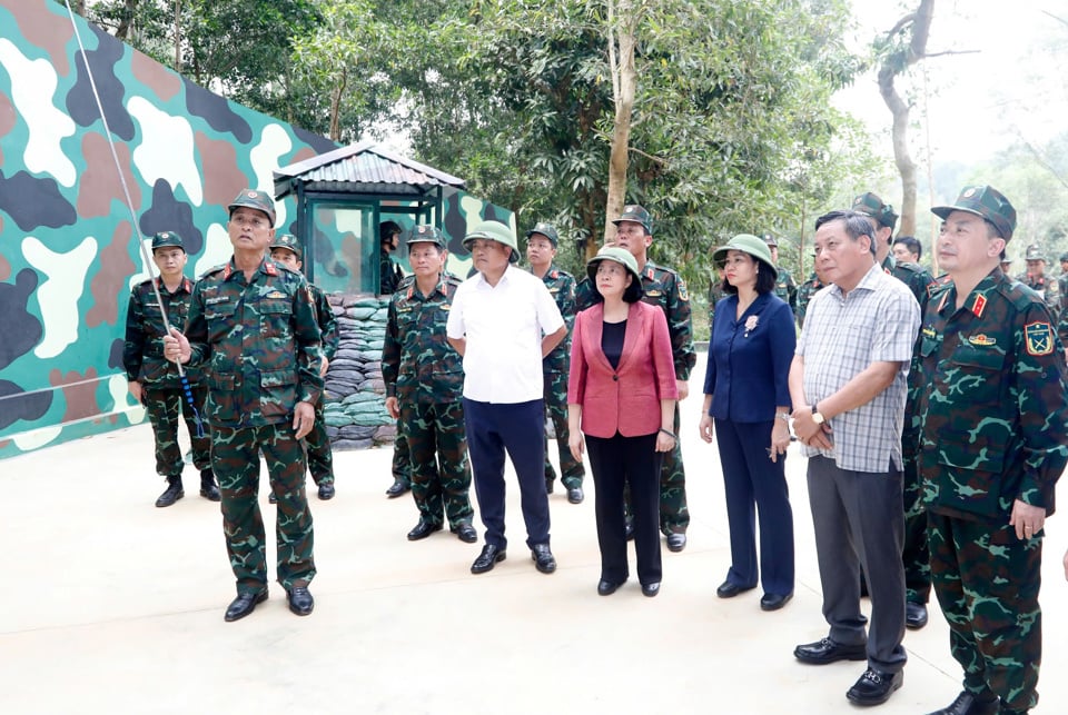 Bí thư Thành ủy Bùi Thị Minh Hoài cùng lãnh đạo TP Hà Nội nghe báo cáo về công tác chuẩn bị Sở Chỉ huy.