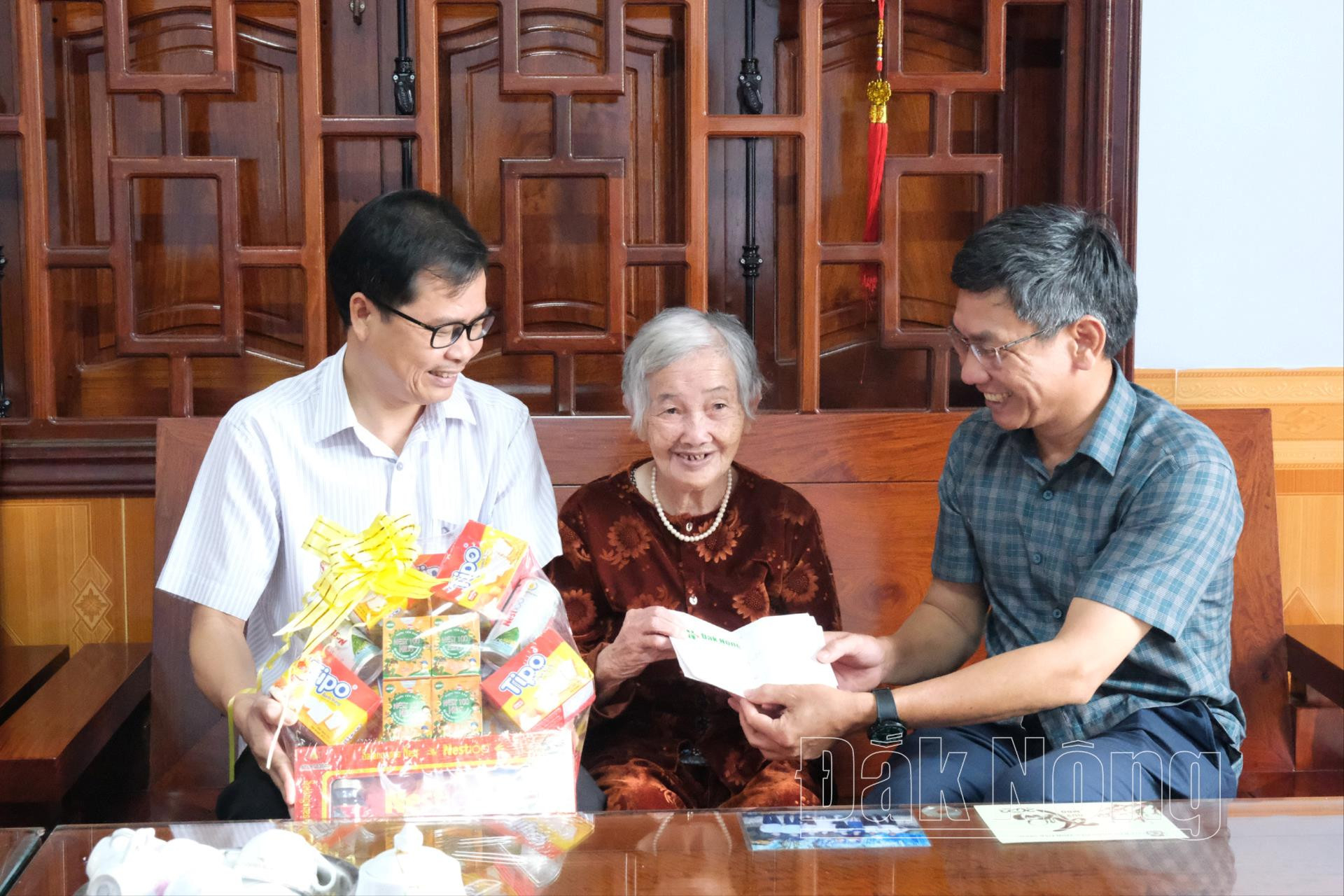 Dak Nong Zeitung überreicht Geschenke an heldenhafte vietnamesische Mutter Nguyen Thi Xuan Hinh 1