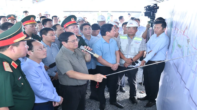 นายกรัฐมนตรี Pham Minh Chinh ตรวจสอบทางด่วน Can Tho-Ca Mau ที่ผ่านจังหวัด Hau Giang