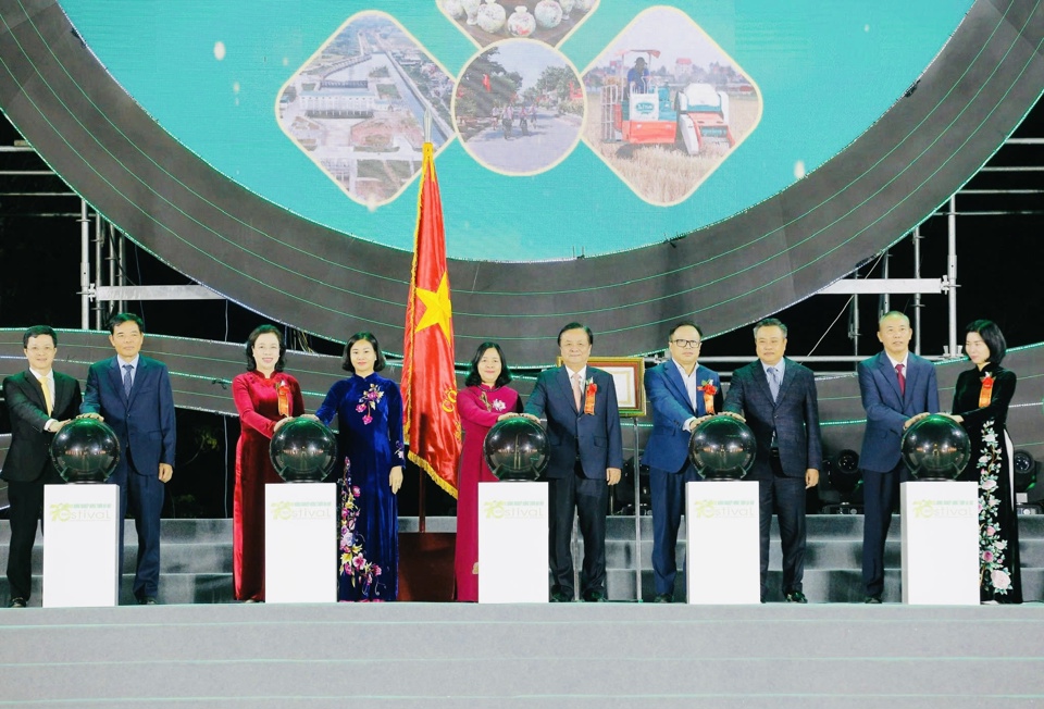 Los delegados realizan la ceremonia de prensado de botones para inaugurar el 3er Festival de Productos Agrícolas y Artesanales de la Aldea de Hanoi en 2024. Foto de Viet Thanh.