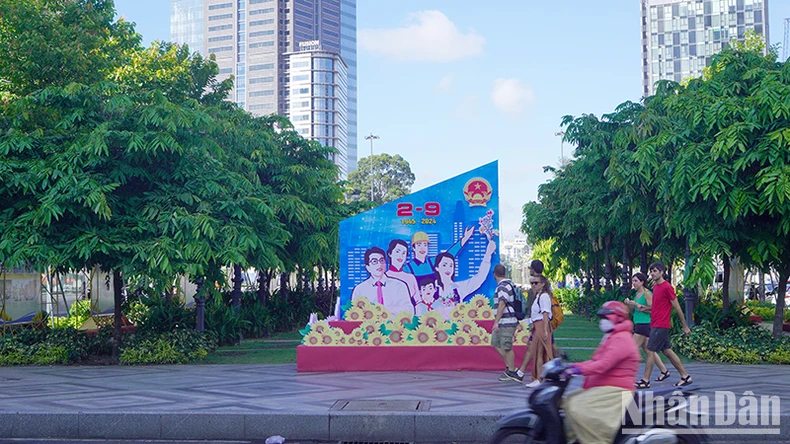 Ho Chi Minh-Ville : les rues sont décorées de drapeaux et de fleurs pour célébrer la fête nationale le 2 septembre photo 3