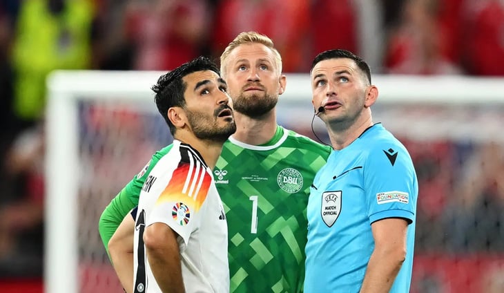 Ilkay Gundogan (áo trắng) và Kasper Schmeichel (giữa) được thông vào về kẻ đột nhập trên nóc sân vận động - Ảnh: GETTY