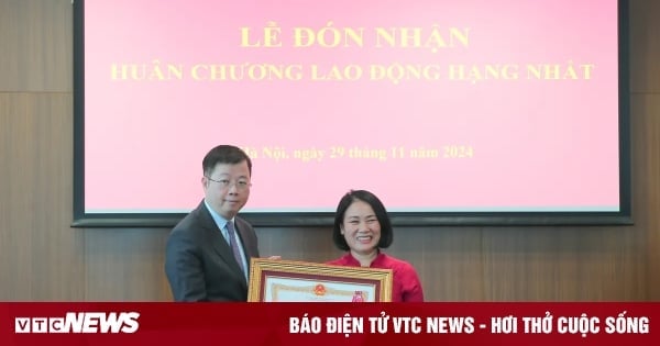 Nhà báo Tạ Bích Loan nghỉ hưu, nhận Huân chương Lao động hạng Nhất