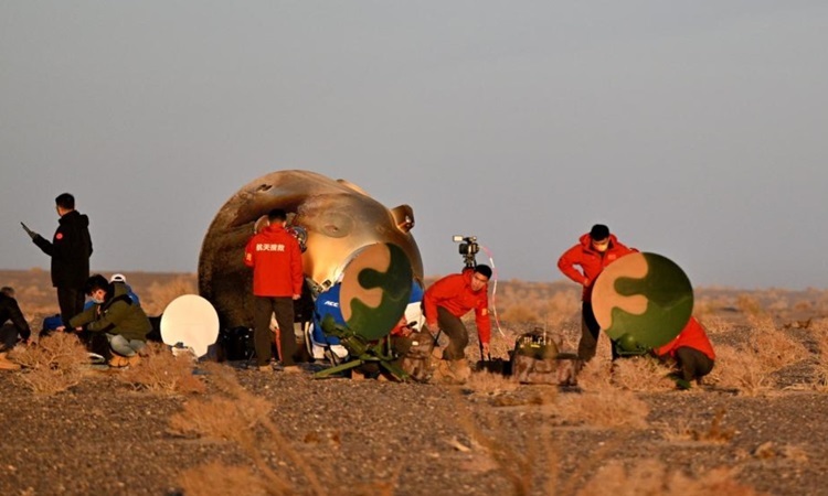 El astronauta regresa a la Tierra después de cinco meses en la estación Tiangong