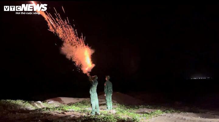 Das Kommando der Grenzwache Thua Thien – Hue feuerte Signalfackeln ab und forderte die Schiffe auf, dem Sturm Trami auszuweichen und Schutz zu suchen.