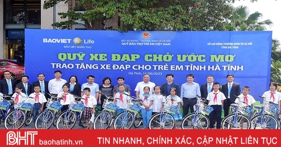 Bảo Việt Nhân thọ trao tặng quà và 100 xe đạp cho học sinh, nữ TNXP ở Hà Tĩnh