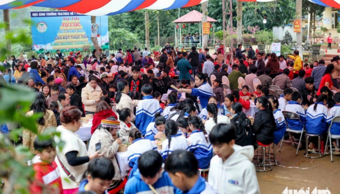 El periódico Tuoi Tre organiza el programa 'Pho Yeu Thuong 2024' para la gente de las tierras altas del distrito de Bao Yen, provincia de Lao Cai