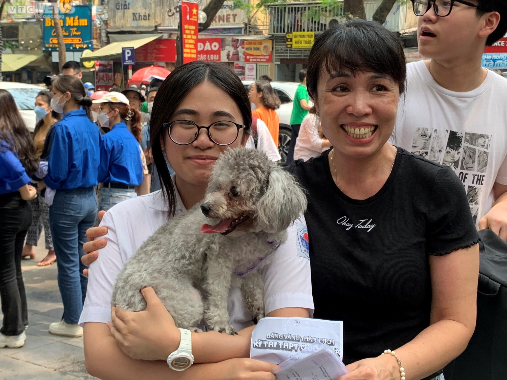 Los candidatos se cubrieron el rostro y lloraron en momentos emotivos en el examen de décimo grado en Hanoi - 6