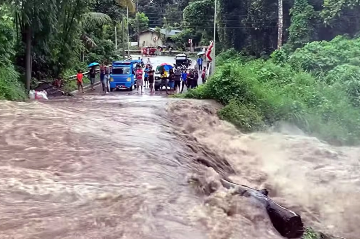 El tráfico se ve gravemente afectado por las inundaciones en la ciudad de Makilala, provincia de Cotabato, Filipinas. (Foto: Philippine Daily Inquirer)