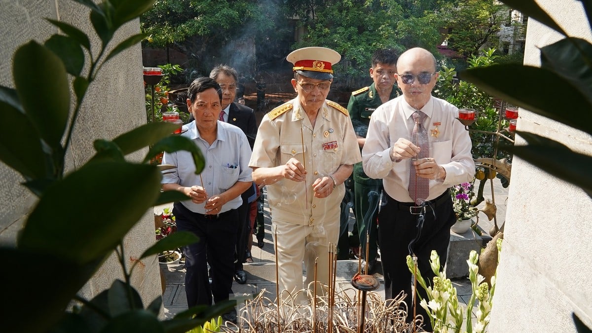 Ho Chi Minh Trail Museum receives war relics from Major General Hoang The Thien's family photo 16