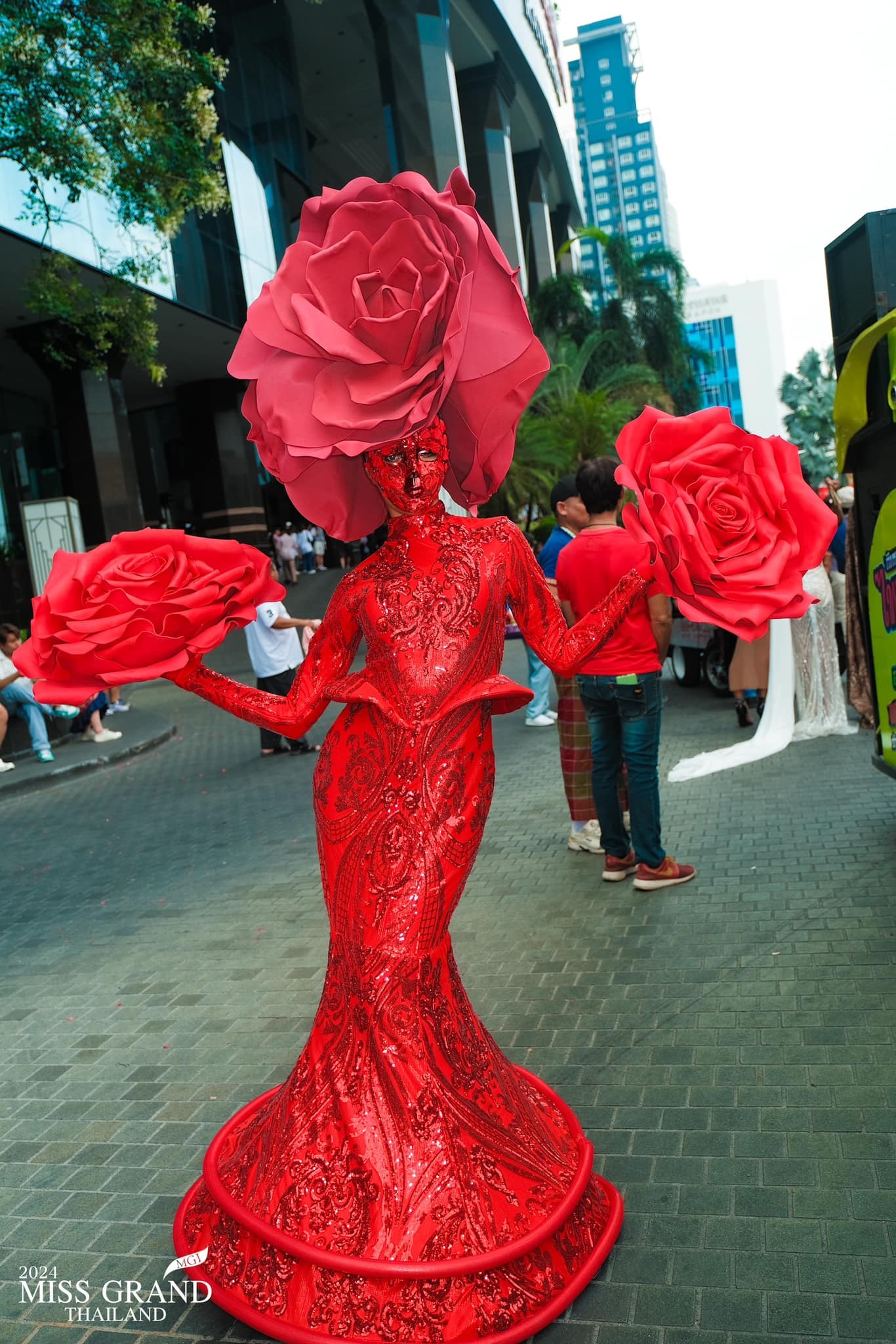 Foto 13 de la concursante de Miss Grand Tailandia bailando en barra