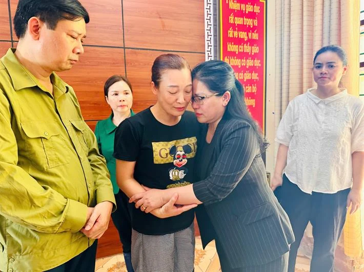 Leaders of the Ministry of Education and Training share the loss with teachers and students in Lao Cai