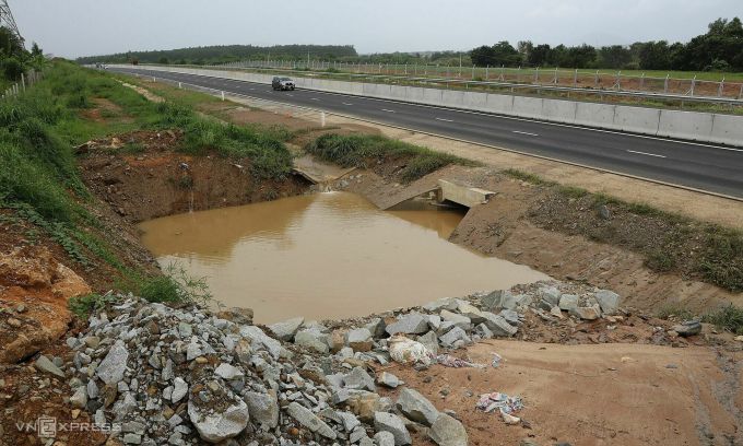 Cống thoát nước ở khu vực bị ngập chưa có đường dẫn thoát ra hạ lưu. Ảnh: Việt Quốc