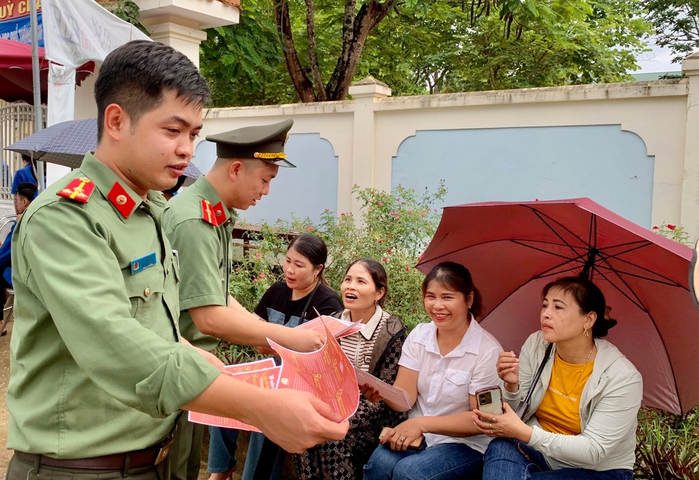 Thí sinh hỏng xe được công an hỗ trợ đến điểm thi kịp giờ - 2