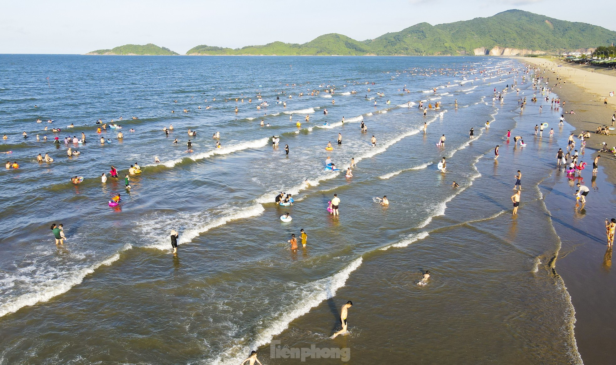 Hot weather, tourists flock to Ha Tinh beach to 'cool off' photo 1