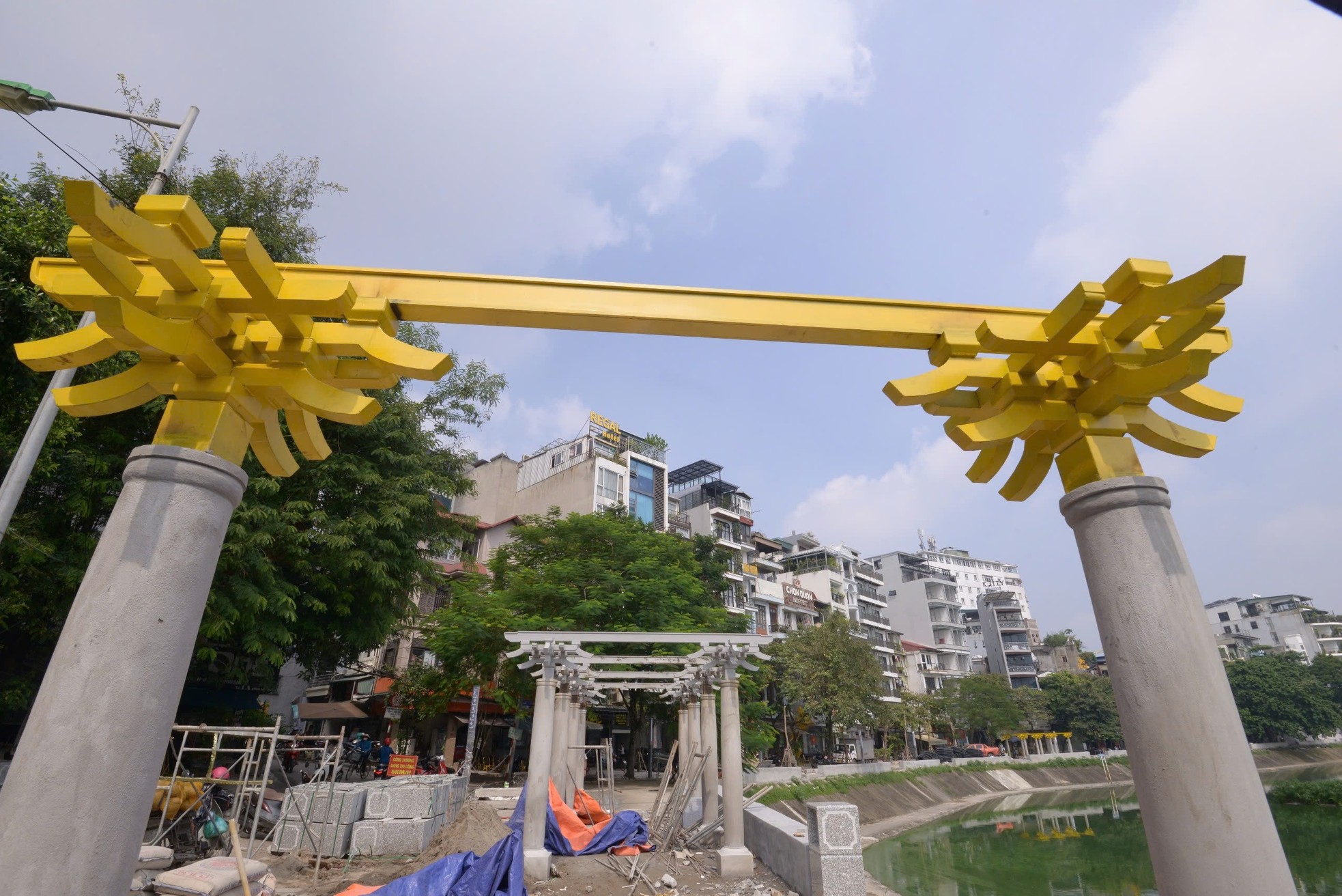 Close-up of the walking street around Ngoc Khanh Lake about to come into operation photo 7