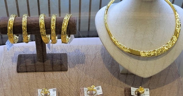 Domestic gold price goes against the trend of world gold price fluctuations