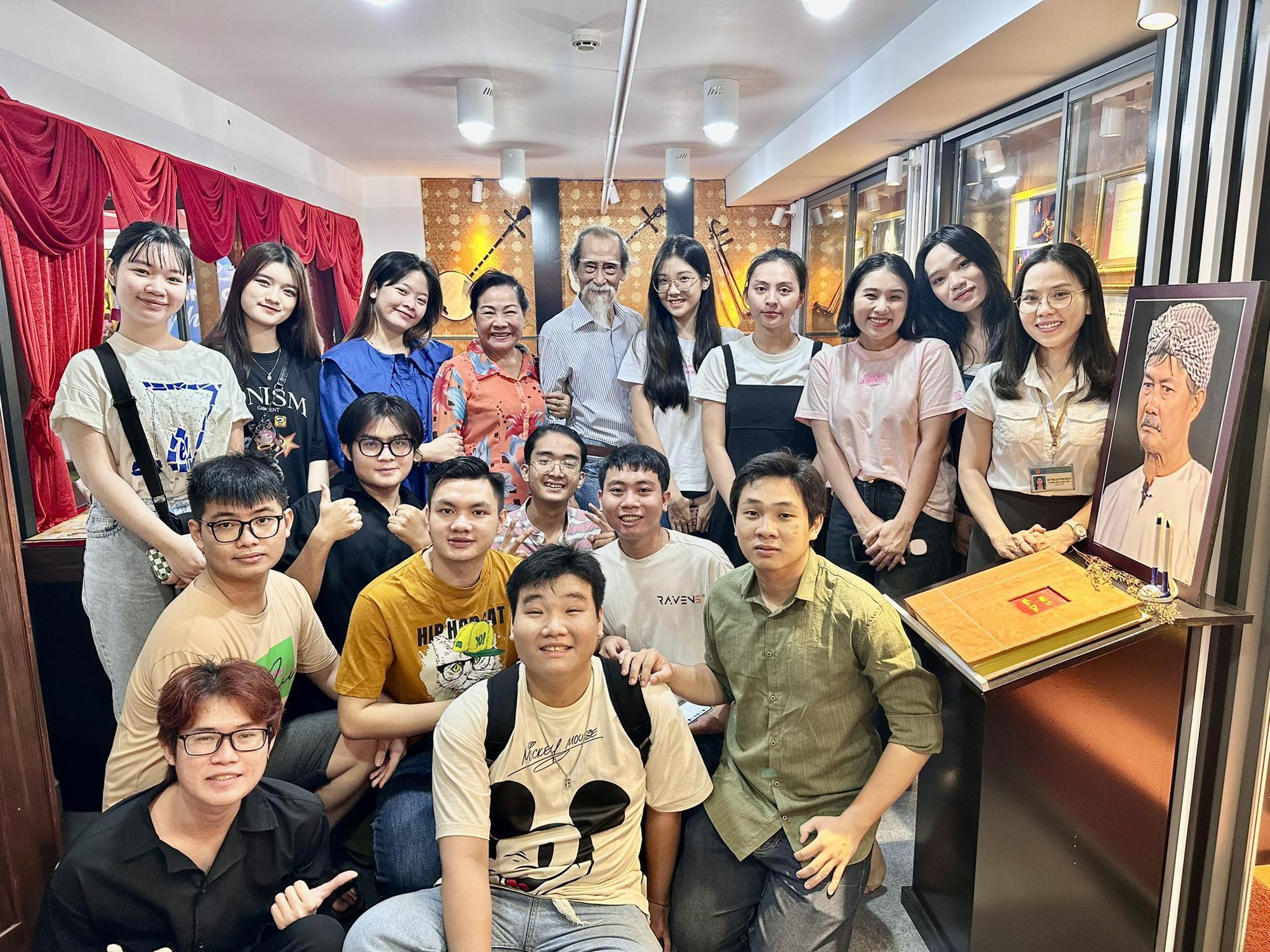Ông Ba bắt rắn và vợ kể chuyện Đoàn Cải lương Nam Bộ - Ảnh 1.