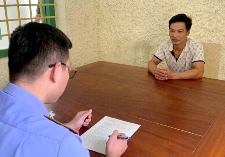 Kiểm sát viên lấy lời khai của Nguyễn Thế Đào. (Ảnh: VKSND Tp Từ Sơn).